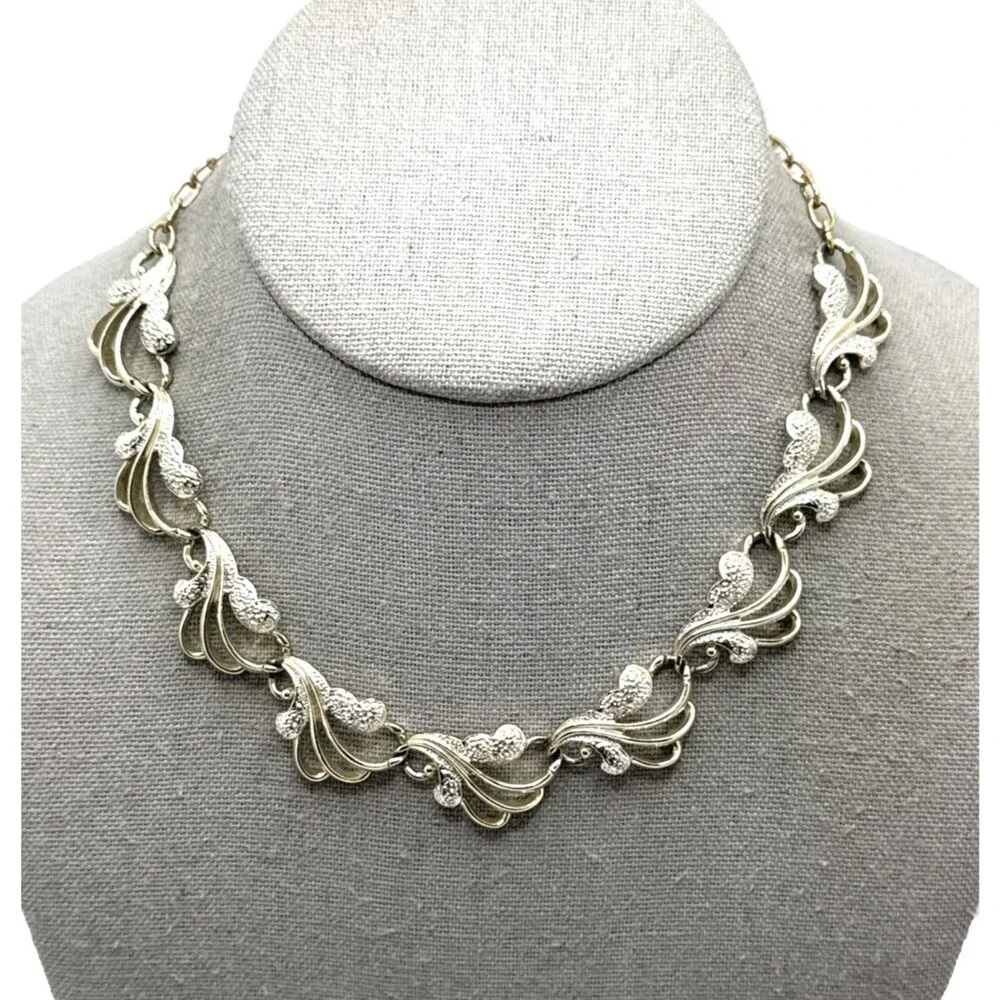 Vintage Sarah Coventry Frosted Feathers Choker Necklace Silver Tone 15